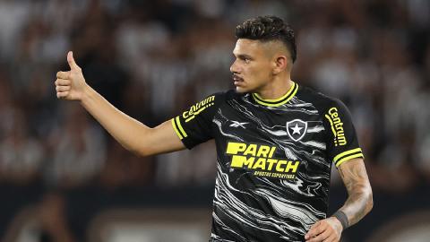 Capa de Mais um Tiquinho: Botafogo encaminha retorno do atacante